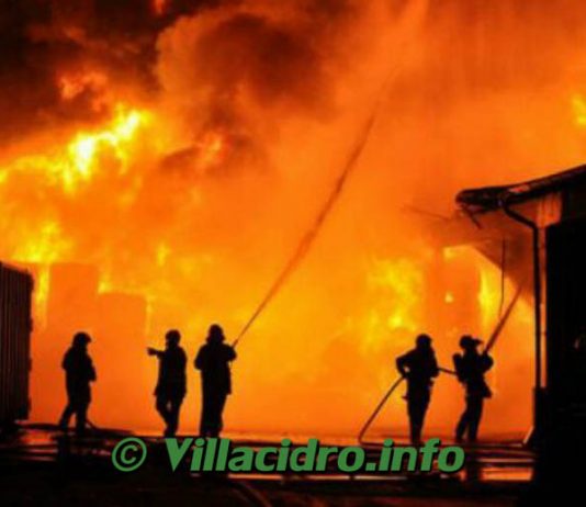 Inferno di fuoco alla Comochi: danni ingenti