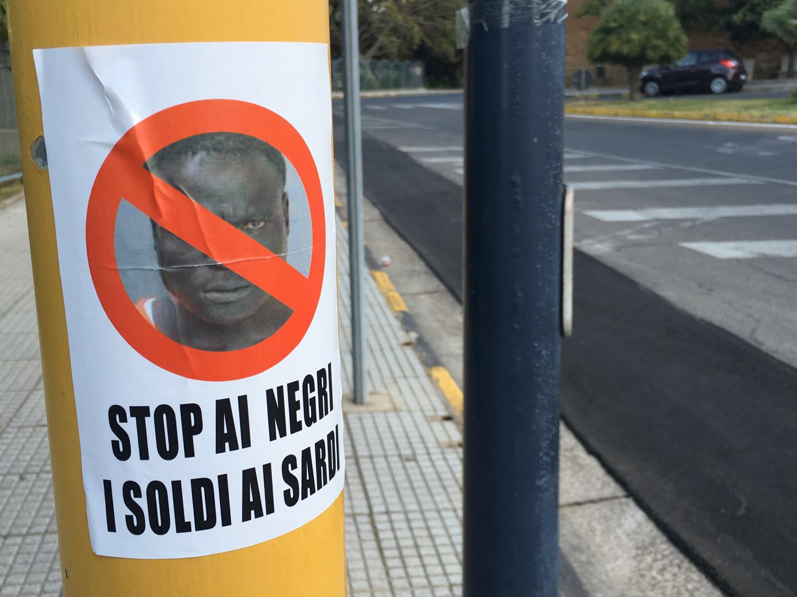 Adesivo appesa nei pressi de piazza "Su Rondo", fronte supermercato Nonna Isa